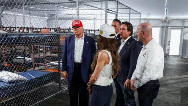 Trump alaba polémico centro de detención de migrantes "Alcatraz de los caimanes" en Florida