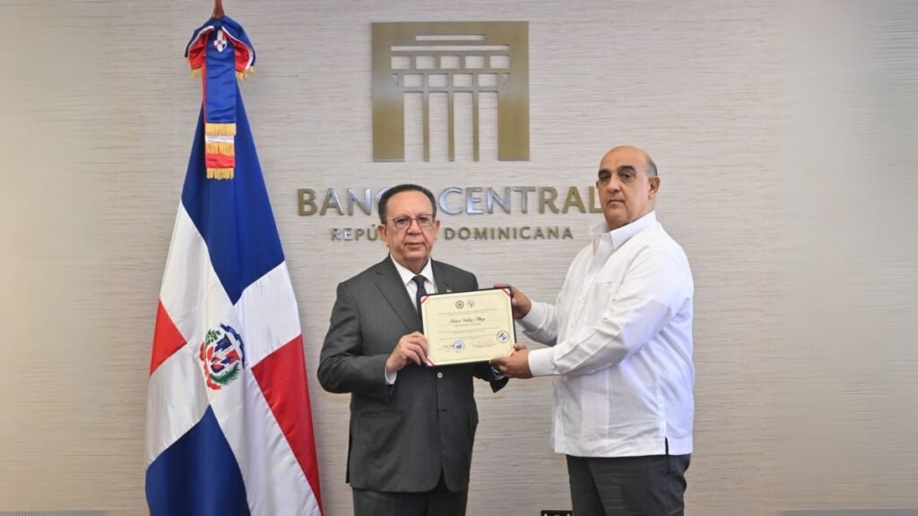 Valdez Albizu es Honrado por CODECO y UCSD por su Destacada Carrera en Economía