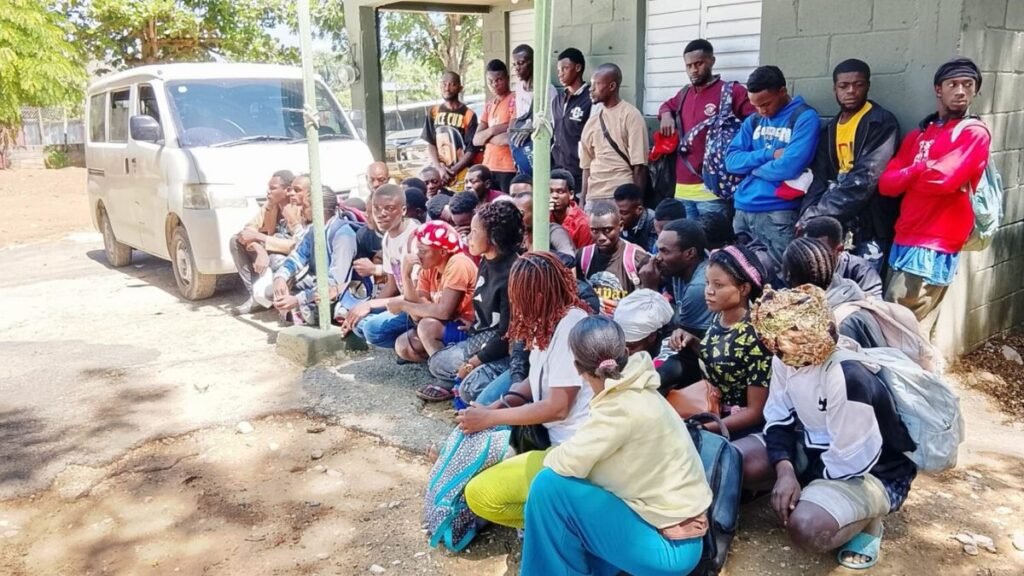 Ejército Dominicano Retiene a 42 Haitianos en Situación Irregular