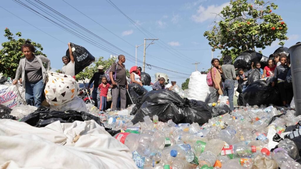 Residentes del Distrito Nacional intercambian plásticos por útiles escolares en jornada comunitaria
