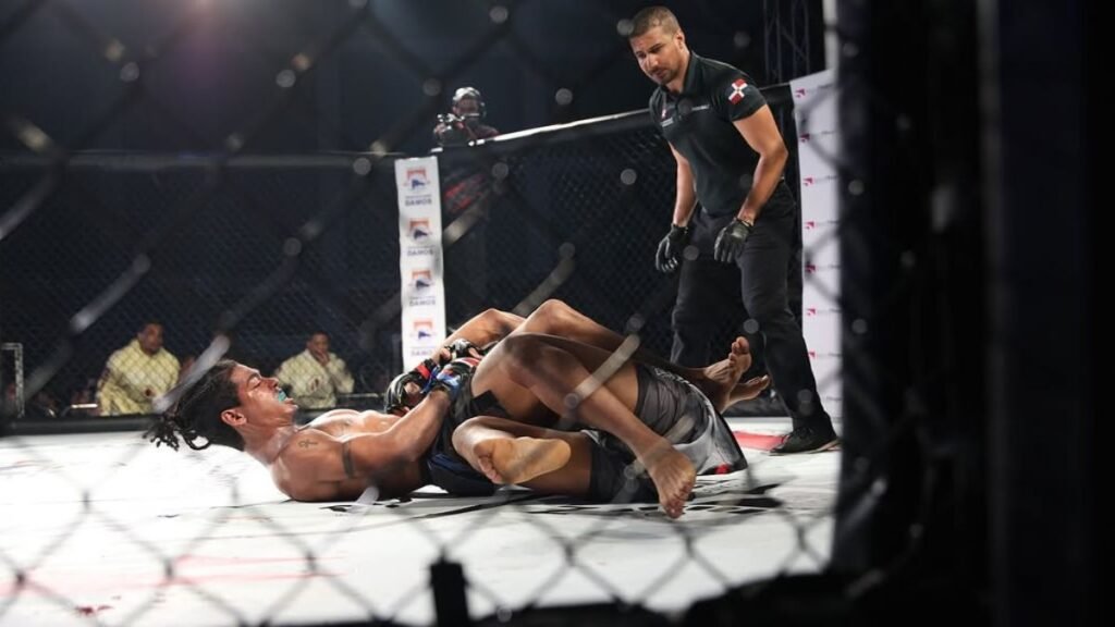 Flash “el Velocista Samurái” arranca con victoria por nocaut técnico en su debut en la MMA dominicana