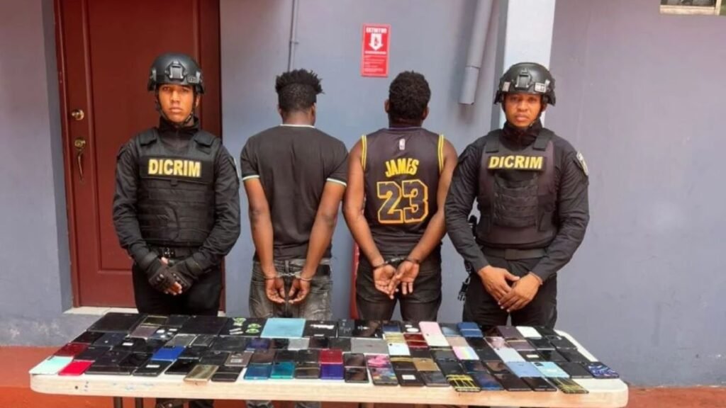 Capturan a dos haitianos con cargamento de 190 celulares robados y ocho tabletas