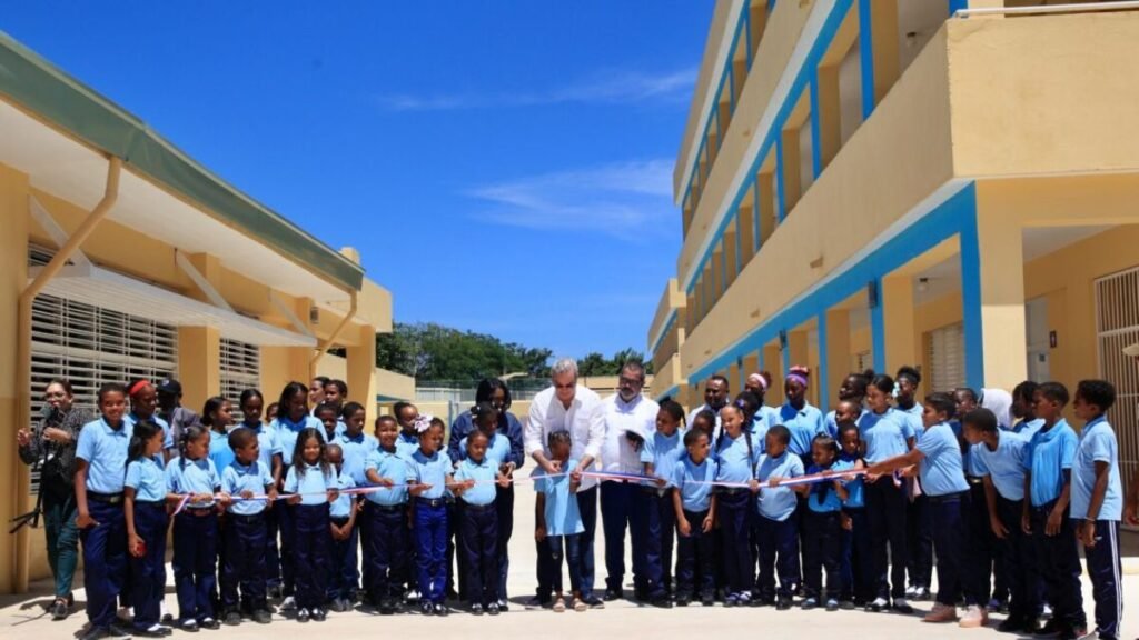 Abinader inaugura escuela en Enriquillo y comparte un encuentro con jóvenes de Barahona