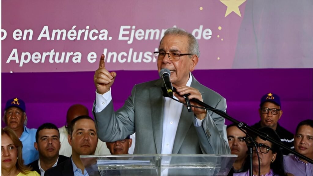 Danilo Medina desafía a Abinader a superar logros del PLD en educación y salud