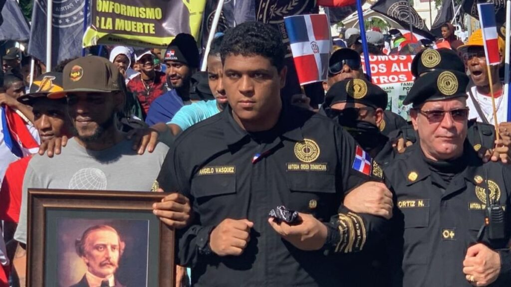 Antigua Orden Dominicana marcha en Dajabón con consignas contra la presencia haitiana