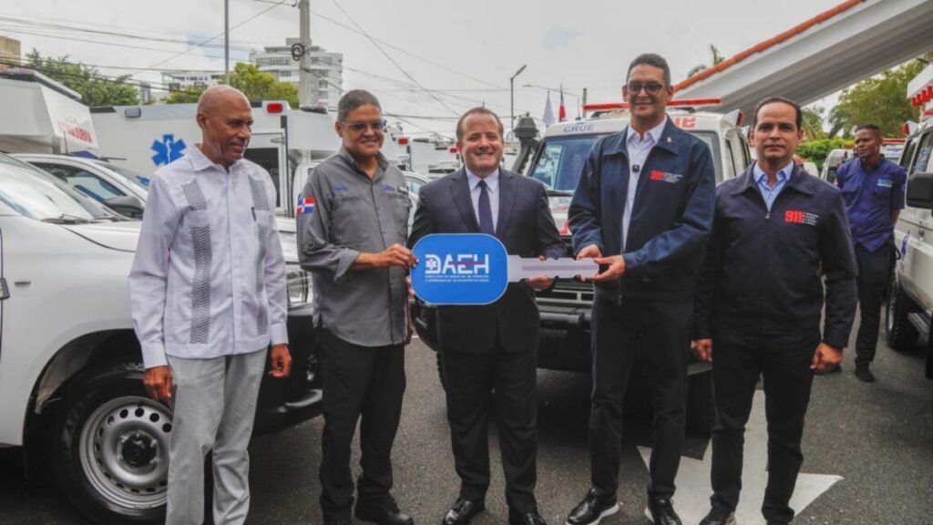 Ministro Paliza anuncia la llegada del Sistema 911 a Pedernales y entrega nuevas ambulancias