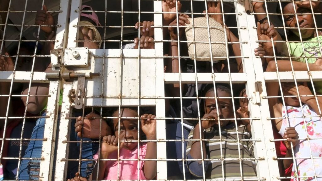 Detienen a 12 menores haitianos por «intimidar» en zonas de RD