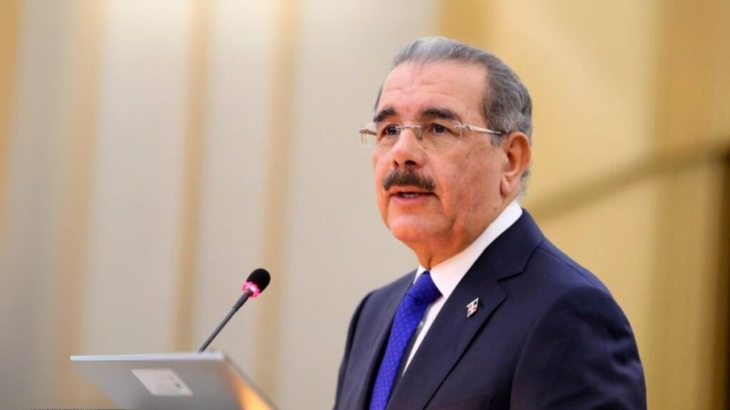 Exmandatario Danilo Medina reta a Abinader a superar su legado en educación, salud y empleo