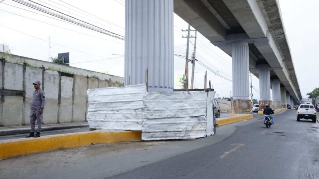 Video: Se desprende concreto en columna de la Línea 2-C del Metro en Los Alcarrizos
