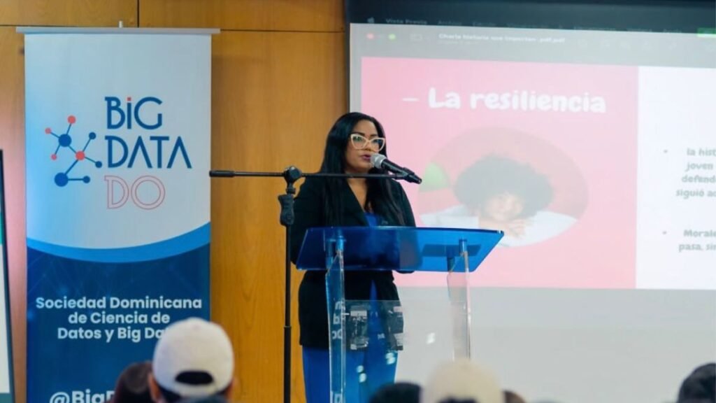 Walddy Lina Polanco imparte charla “Las mejores historias se escriben en silencio” en el Datathon 2025