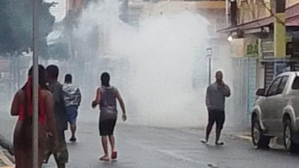 Policía dispersa multitud en Baní durante paso de la tormenta Melissa