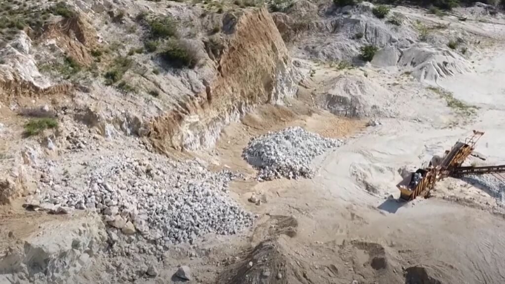 Las Salinas clama justicia: riqueza minera, pobreza y daño ambiental en Barahona