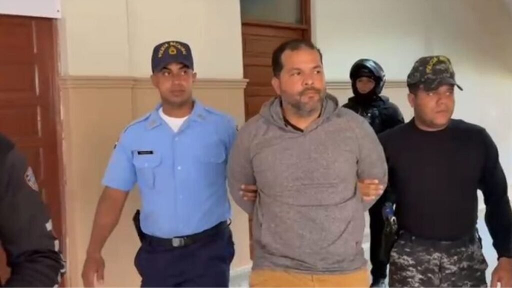 Aplazan audiencia de coerción contra alguacil implicado en homicidio frente al Palacio de Justicia de San Francisco de Macorís