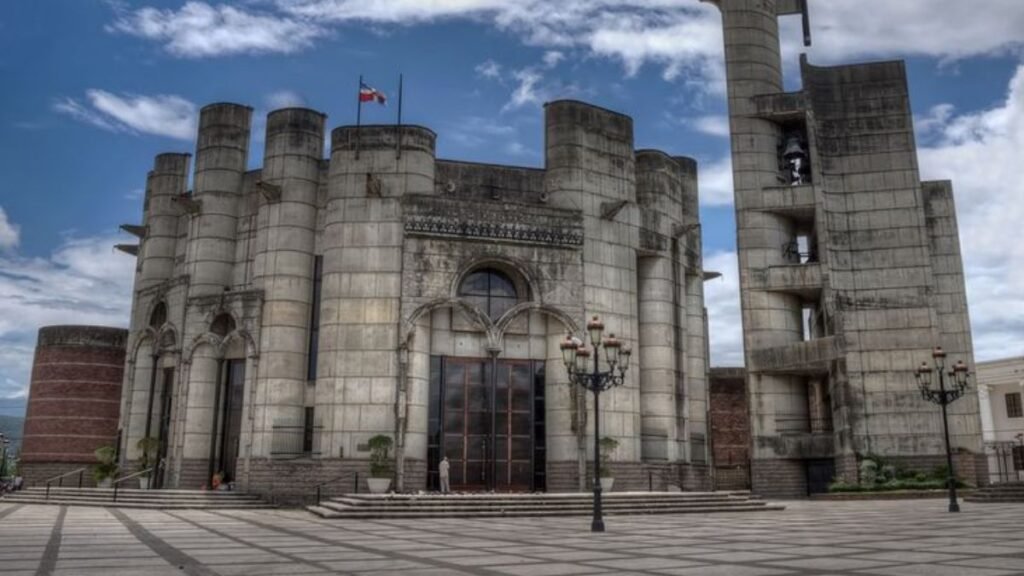 Condenan a 5 años de prisión a hombre por robo en casa de la Diócesis de La Vega