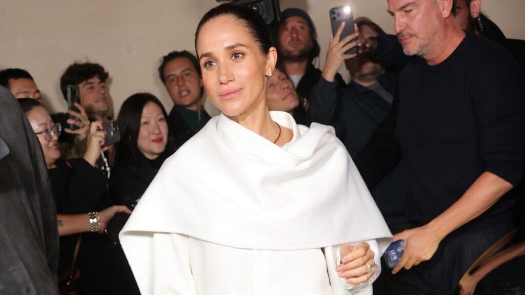 Meghan Markle deslumbra en su debut en la Semana de la Moda de París durante desfile de Balenciaga