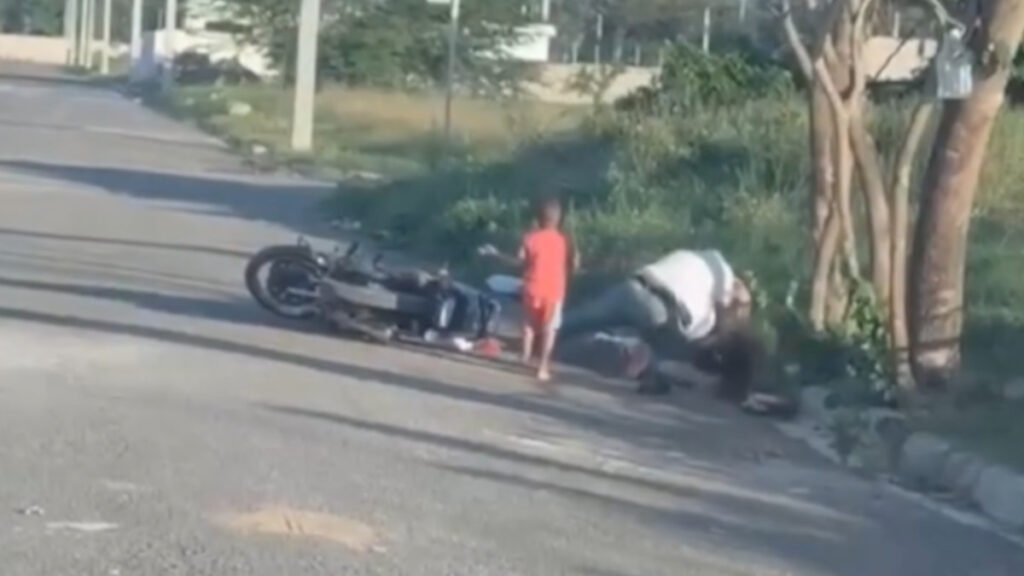 Video: Hombre agrede de forma violenta a motorista que viajaba con un niño