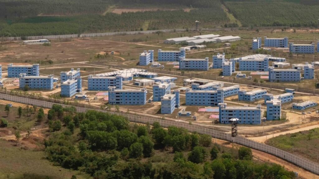 Trasladan 300 internos desde La Victoria hacia el nuevo centro penitenciario de Las Parras