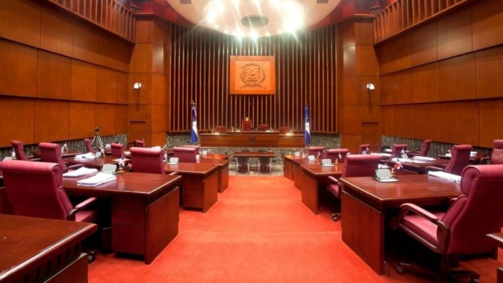 Senadores rechazan fallo que elimina sanciones por relaciones homosexuales en cuerpos militares y policiales