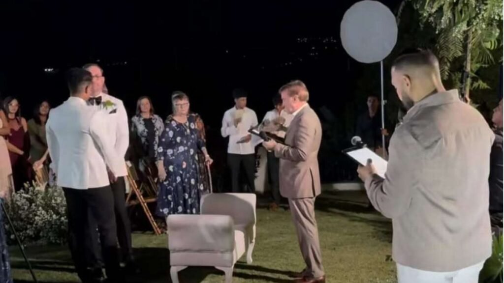 Ex Embajador Wally Brewster oficia emotiva boda entre dos hombres en Santiago