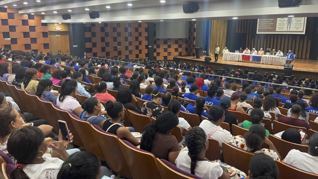 ITEVO reúne a más de 1,600 jóvenes en exitoso taller sobre Relaciones Humanas y Servicio al Cliente