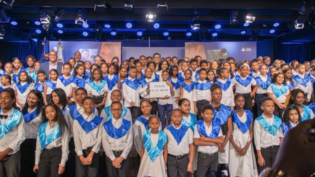 Dío Astacio cumple su palabra: 1,560 niños se gradúan de inglés totalmente gratis a través del Plan PROA