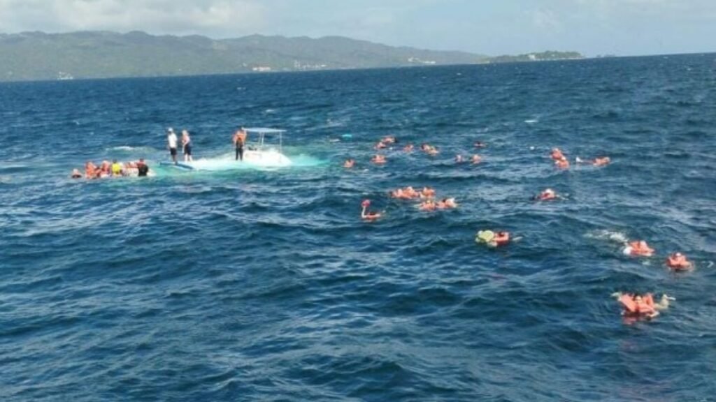 Se hunde barco en Boca de Yuma con 55 turistas a bordo en Los Haitises; todos salen ilesos