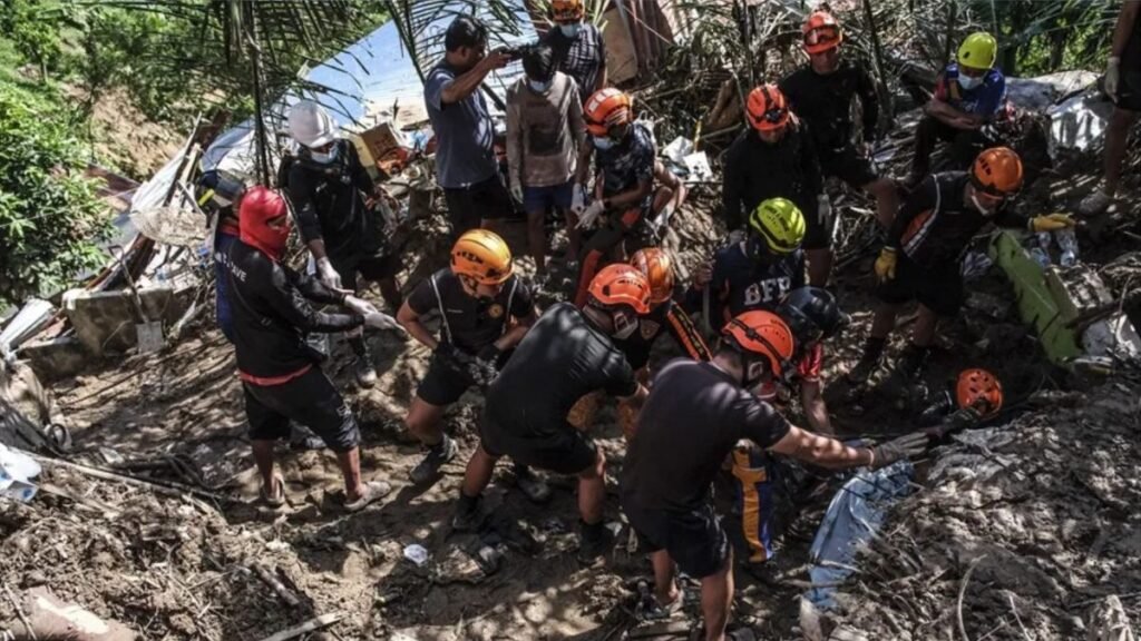 Hombre sufre convulsión mientras agentes de ICE intentan quitarle a su bebé en Massachusetts