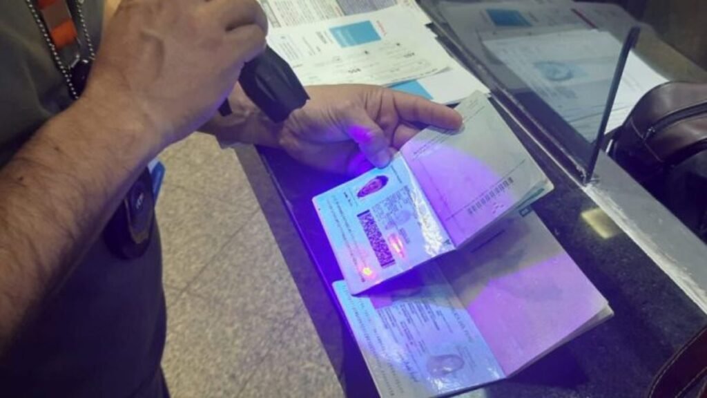 Colombia desmantela red que gestionaba pasaportes para dominicanos prófugos de la justicia