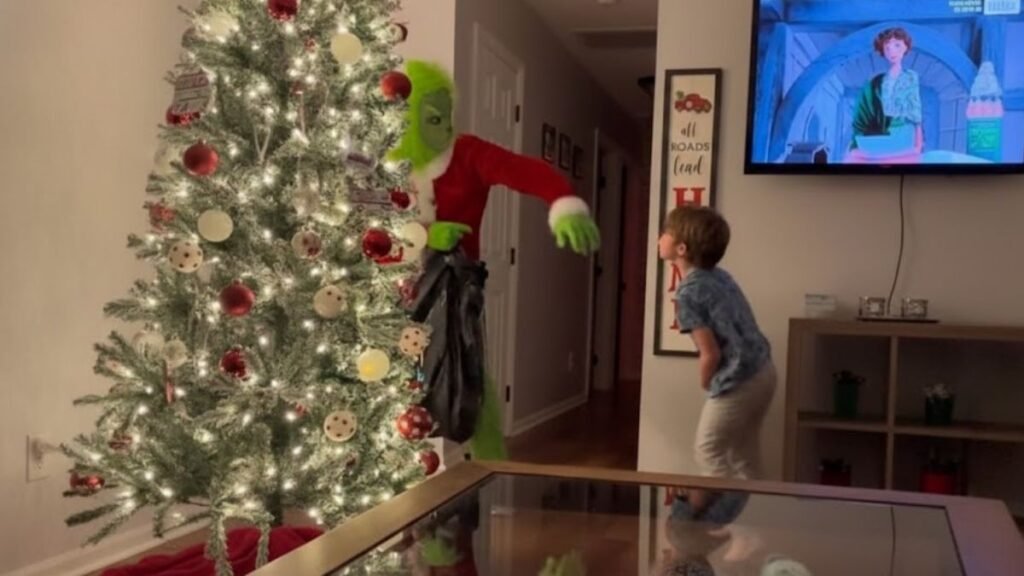 Niños defienden sus regalos en un curioso episodio con El Grinch