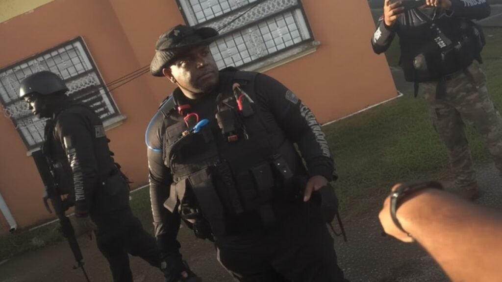 Video: Casi matan Alcalde Domingo Méndez graba tenso enfrentamiento con agentes del DINTEL en Arenoso