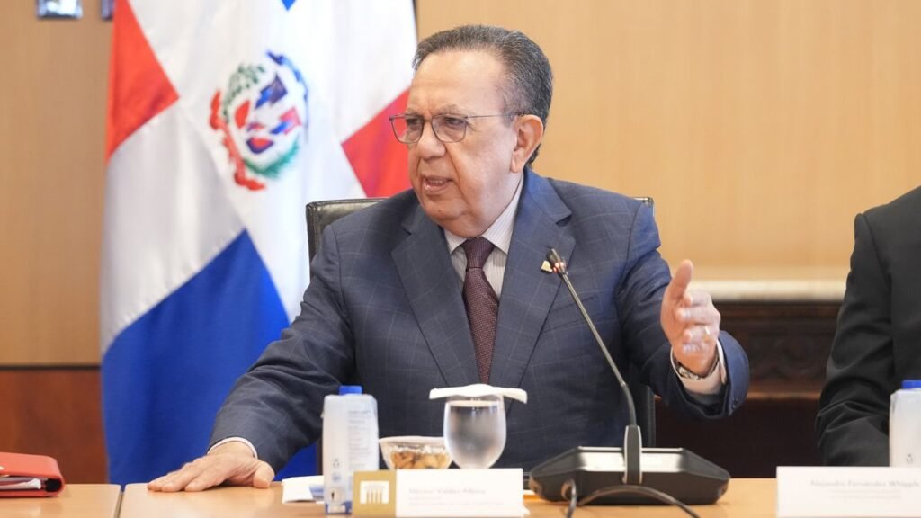 Valdez Albizu afirma que el sistema financiero dominicano mantiene altos niveles de rentabilidad y solidez