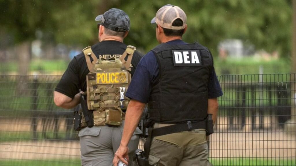 Acusan a exagente de alto rango de la DEA de conspirar para traficar drogas y lavar millones de dólares para cártel mexicano