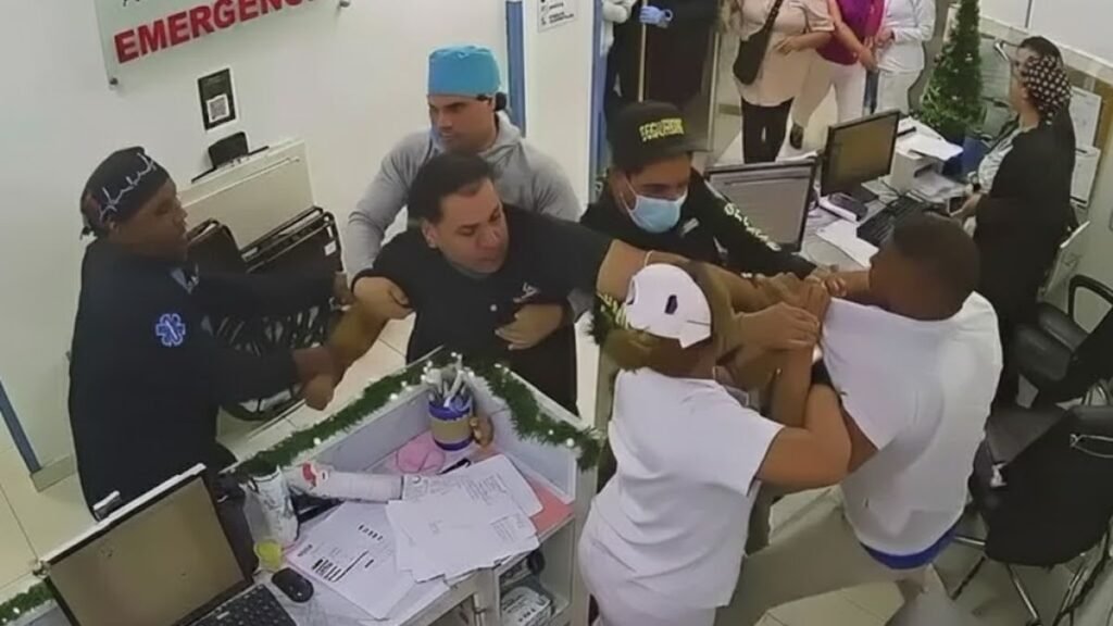 Video: Cámara de seguridad registra violenta pelea en sala de emergencias de centro médico en SFM