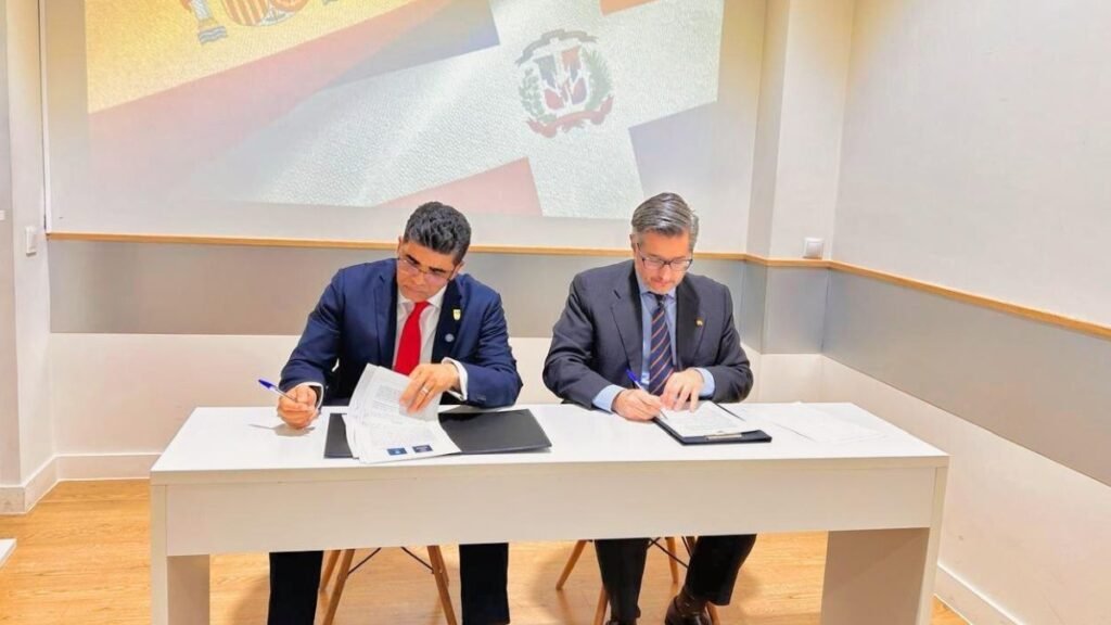 Alcalde Dío Astacio firma acuerdo académico con Spain Business School para modernizar gestión municipal