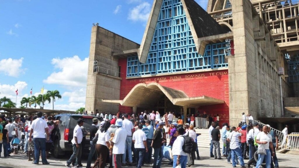 Centenares de fieles se congregan en la Basílica de Higüey en víspera del Día de Nuestra Señora de la Altagracia