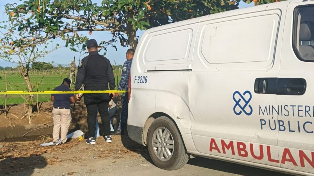 Hallan hombre muerto con disparo en la cabeza dentro de un canal en La Vega