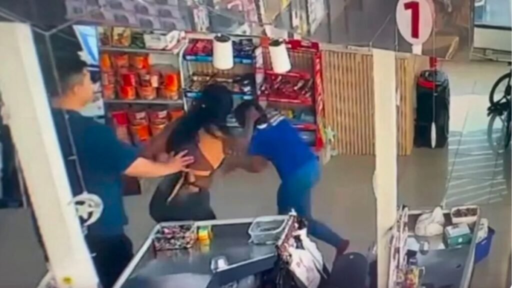 Video Tiroteo en tienda china de Verón deja tres heridos tras mujer desarmar a vigilante