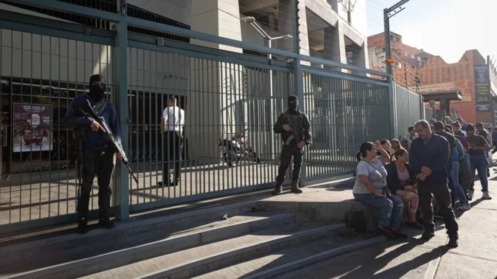 Caracas amanece con calles vacías y largas filas en los supermercados tras la captura de Maduro
