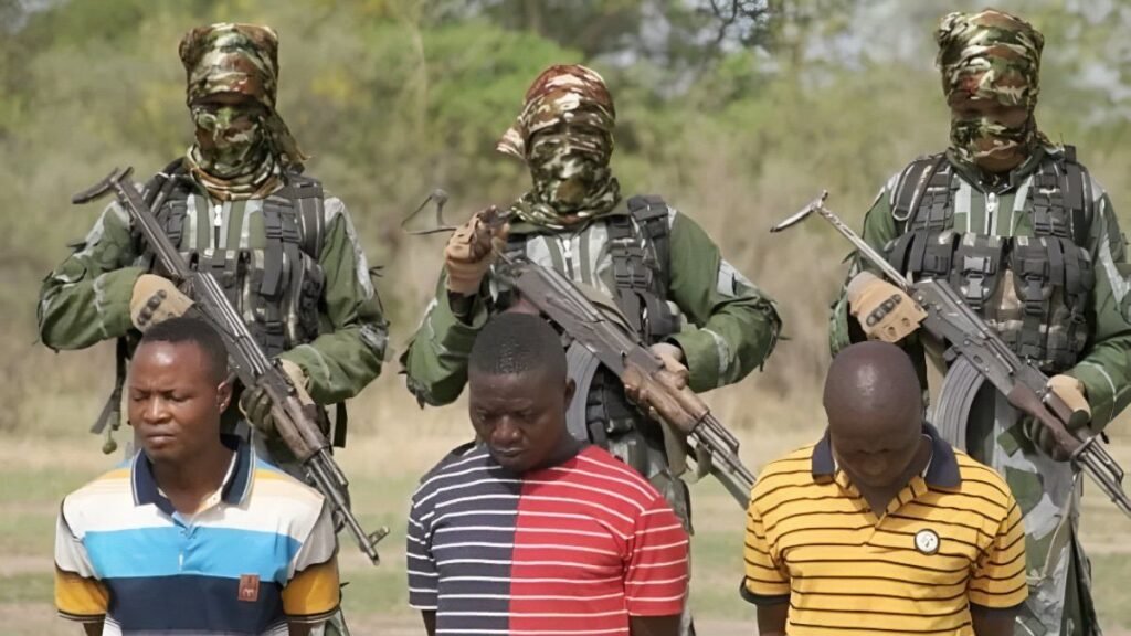 Video: Estado Islámico asesina a 11 cristianos y quema una iglesia en Nigeria tras bombardeos de EE. UU.