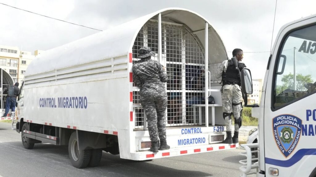 Migración sanciona agentes tras fuga de haitianos durante operativo