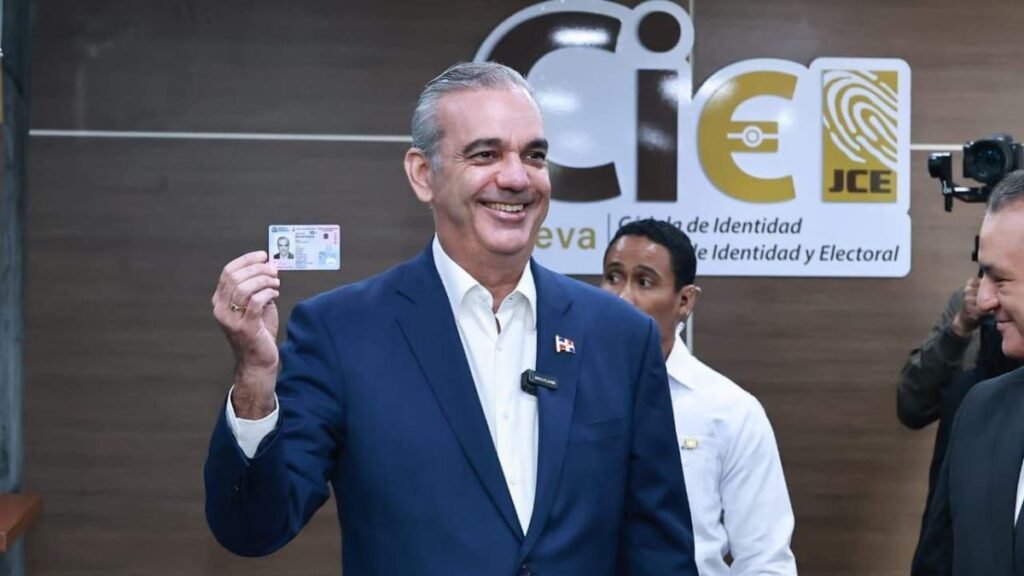 Abinader y Raquel Arbaje reciben las primeras cédulas del nuevo formato