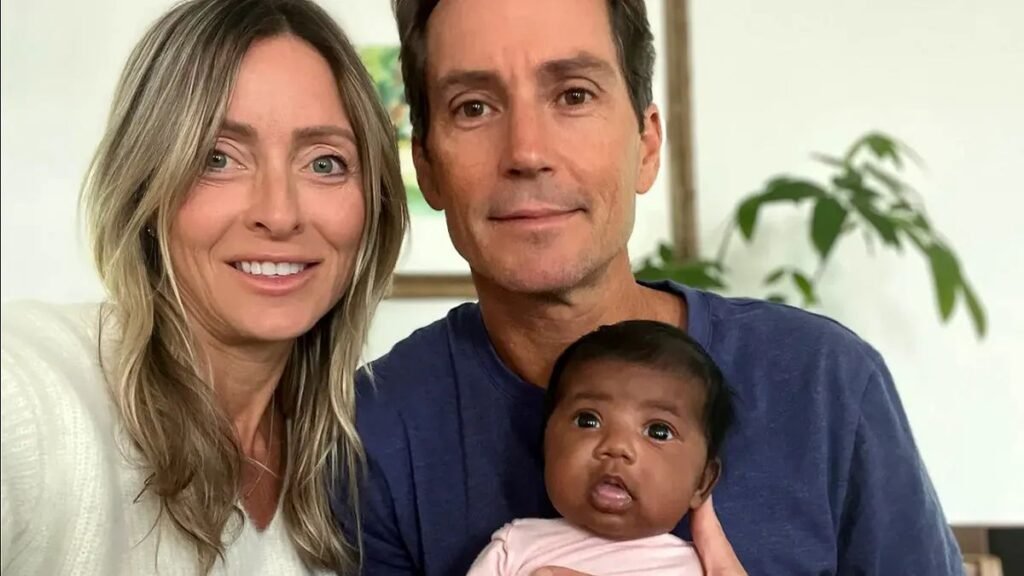 Pareja demanda clínica de fertilidad tras dar a luz al bebé equivocado