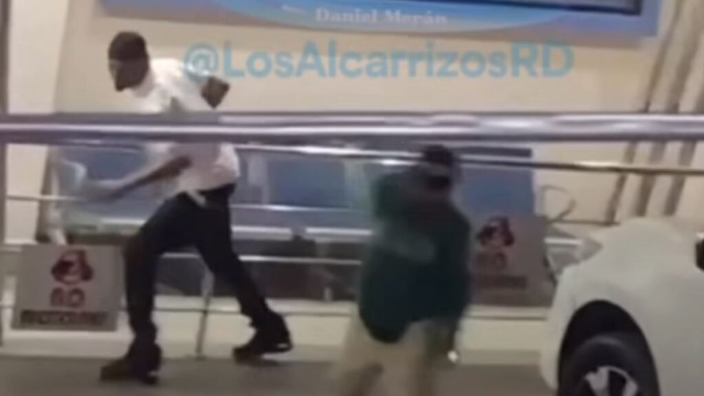 Video: Delincuentes atracan a pareja frente a la emergencia de la Clinica Santos Aquino