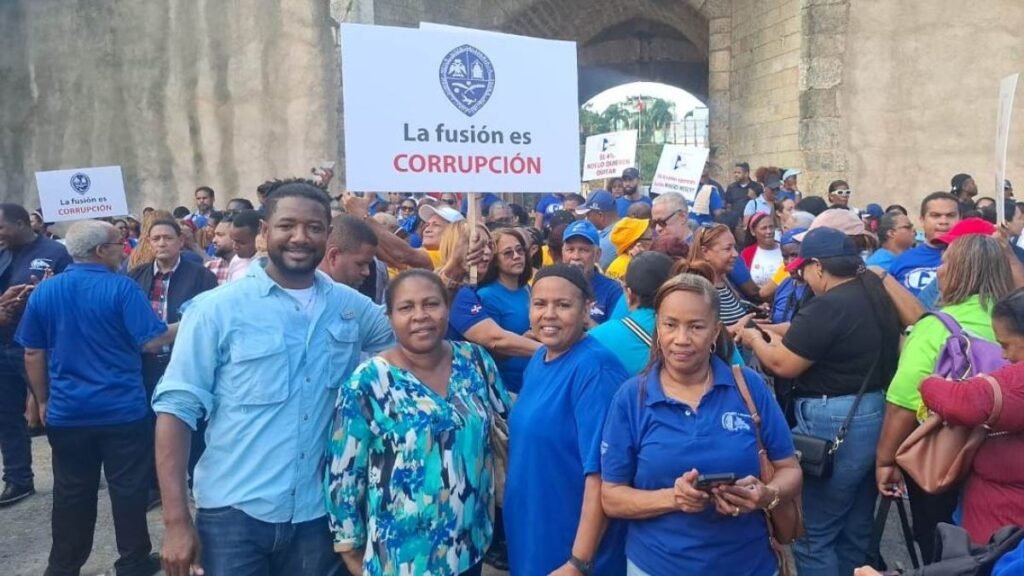 Docentes dominicanos protestan en Parque Independencia contra fusión de ministerios de educación