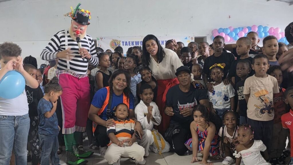 La Fundación Ramona Rosario Taekwondo Center entrega regalos de Reyes a niños de Guaricano en homenaje a Bryan Mateo.