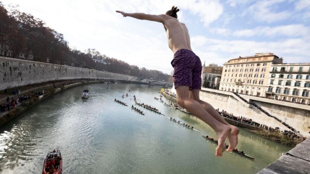 Roma inaugura el 2026 con tradicional salto al río Tíber y bienvenida de la nueva etapa