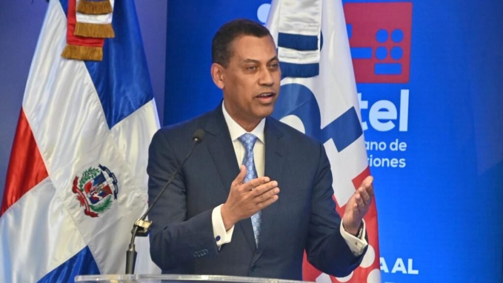 Guido Gómez Mazara concluye gestión de 17 meses al frente del Indotel