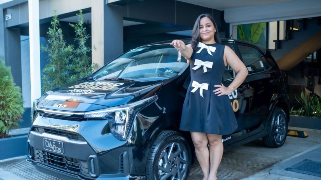 Priority Courier entrega automóvil a ganadora de su Sorteo Dorado 2025