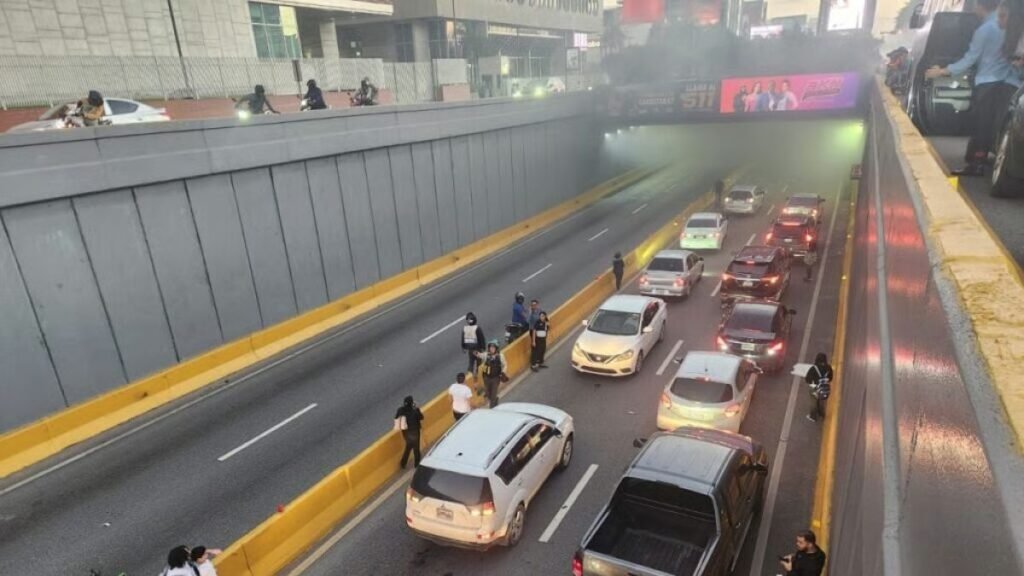 Video: se incendia en túnel de la 27 de Febrero y provoca caos vehicular