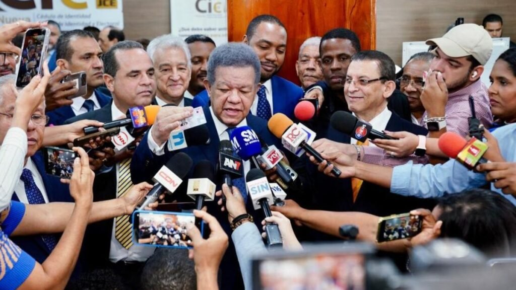 Video Leonel Fernández tilda de ilegal cobros a empleados públicos para fines políticos